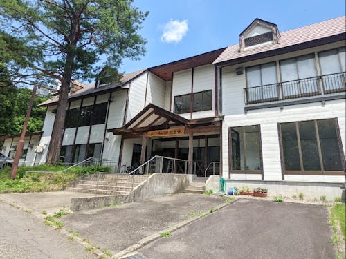 学生寮「緑泉寮」の外観(温泉施設のリノベです)