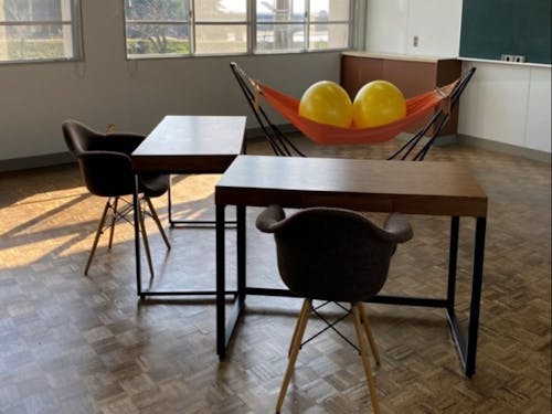 芝生のきれいなグラウンドがのぞけるオフィス