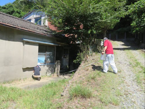 現地確認を行い、空き家が周囲に及ぼす影響を確認します