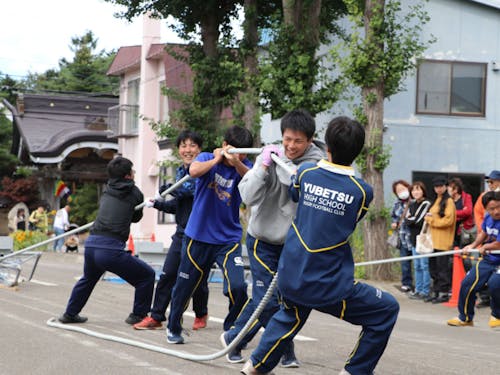 何事にも全力!地域行事にも一生懸命参加する高校生たち。