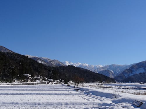 雪と青空のコントラスト!冬の絶景です。