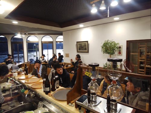 夕暮れ時の店内は、常連の地元漁師さんたちで賑わいます。