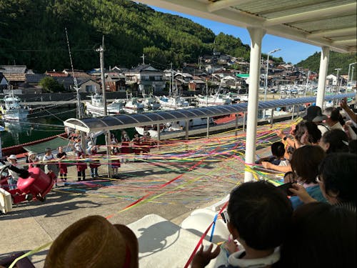 離島を発つときは紙テープでお見送り!