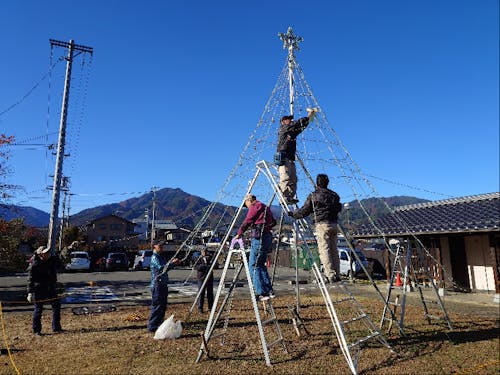 地元のみなさんと協力して飾り付け