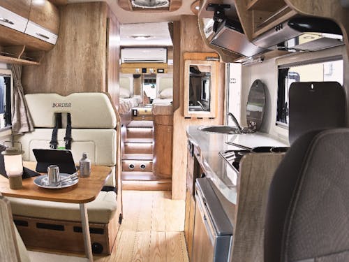 IVMOの広々とした車内。地域産材の木も使われています。