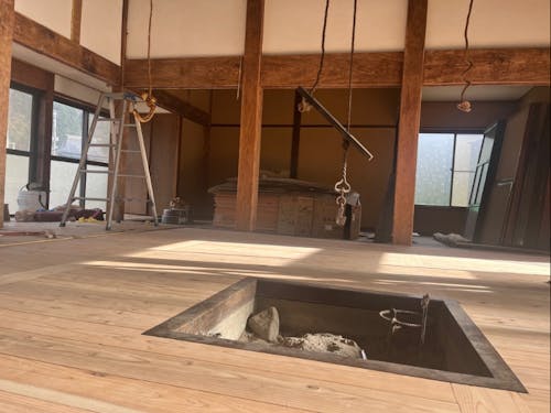 古民家の中心には、囲炉裏があります。