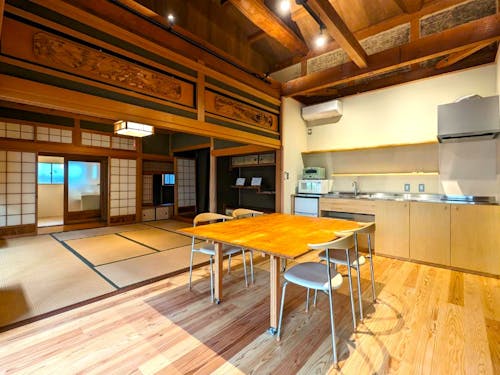 お試し居住施設metateのリビング&ダイニング。上には立派な梁が!