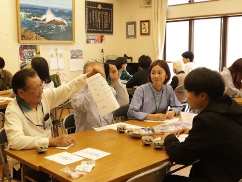 地域住民の方と交流会の様子。