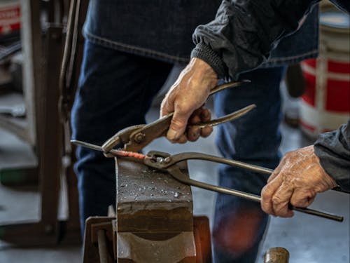 三条鍛冶道場で製造体験