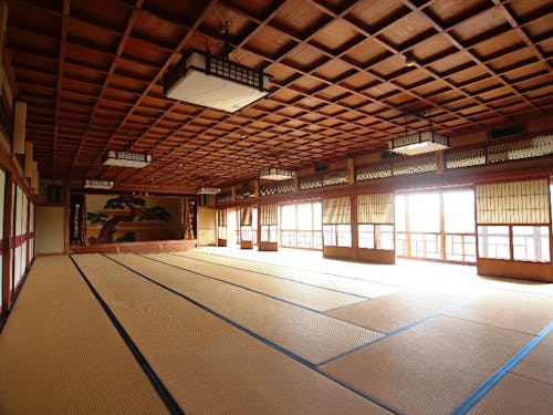 2階の大広間。アーティストによるライブ生配信もやりました