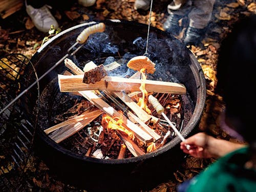 会場の色んなところでたき火が!焼きたいものを持ってきて、焼き焼きしてください🔥!
