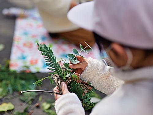 森の素材で飾りを作ったり...