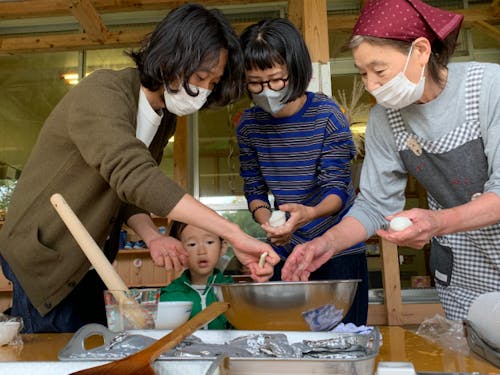 地域の方と一緒にきりたんぽづくり
