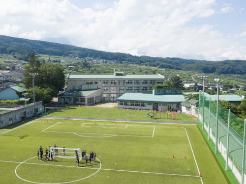 校庭は人工芝のサッカーグラウンドになり多くの利用がある