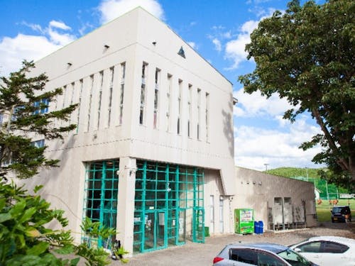 廃校活用施設いいづなコネクトWESTが舞台です