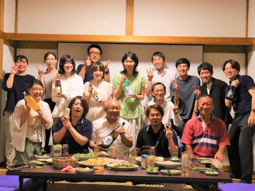 地域おこし協力隊と役場職員で打ち上げ