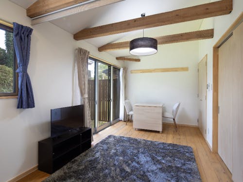 滞在体験棟Bの室内。木造仮設住宅の部材を一部に再利用している。