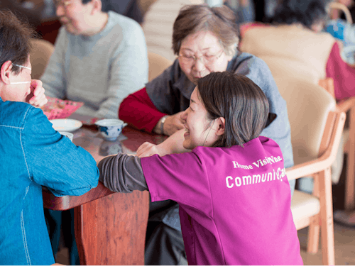 地域のサロンでの談笑