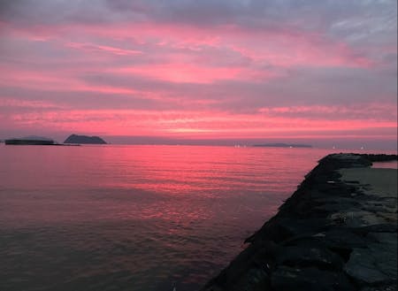 菊ヶ浜海水浴場の真っ赤な夕日