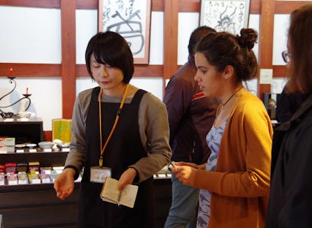 （過去の事例１）老舗和ろうそく店での海外マーケティングインターン。七尾市が誇る伝統工芸品「和ろうそく」が大学生の手で海外へ届けられるよになりました。