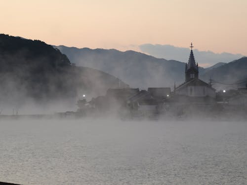 気嵐の中の崎津教会