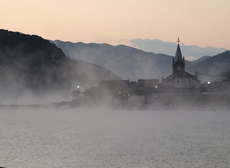 気嵐の中の崎津教会