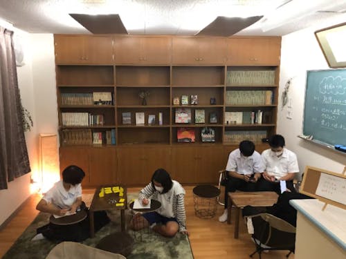 塾スタッフがDIYした「勉強“NG”部屋」でくつろぐ生徒。勉強とのメリハリも生まれました♪