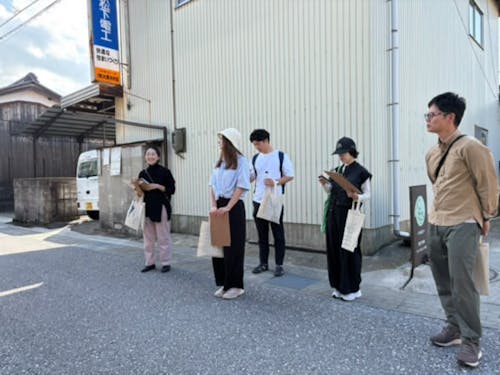 気付いたものや気になるものについて、参加者さんとお話しながら歩きます