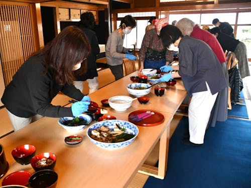 料理盛り付けのようす