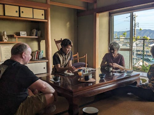 宿泊ゲストと交流する秋山さん