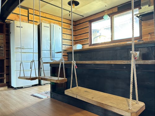 リビングにブランコやハンモックもあり遊びゴコロがあちこちに