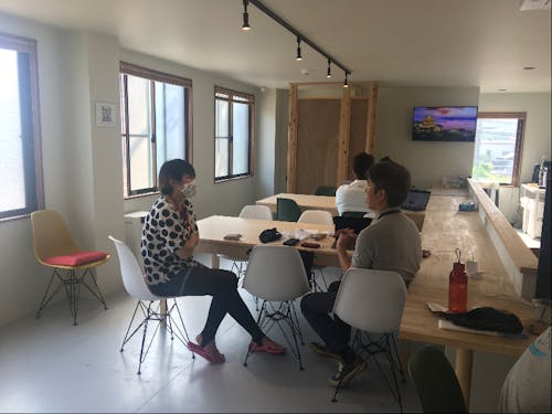 起業志望者がサポーターから事業のアドバイスをもらっています