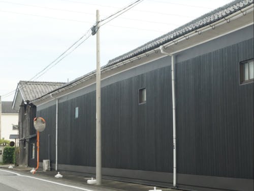 黒壁が目を引く蔵元の外観。
