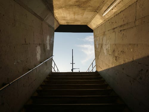 この先に駅がある。さーどんな景色が広がり、どんな旅が始まるか