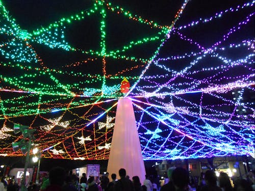 “日本一の巨大ロウソク”をモチーフにしたキャンドルツリー