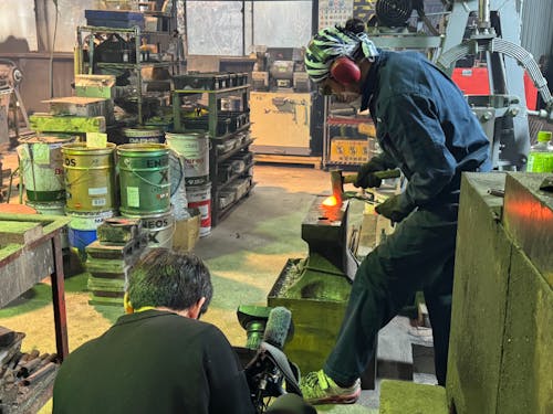 炎と鉄が生み出す迫力ある現場で、ものづくりの醍醐味を感じたい方、大歓迎です!