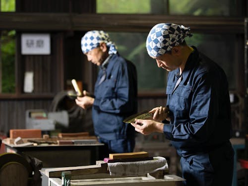 全ての工程において専門の職人の手で作業を行います