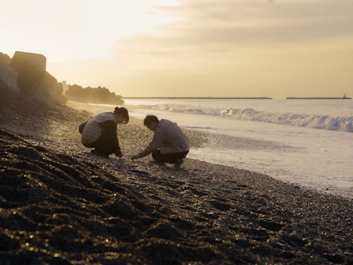 海岸では石探しを楽しむ人も ヒスイが見つかるかも!?