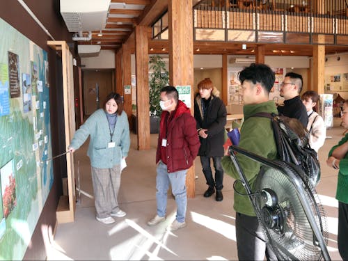 町案内の一コマ。緊張しながらも地理の説明中!