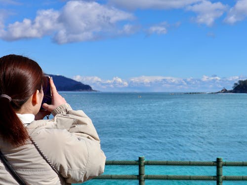 ツアー参加者さん。美しい海の撮影を楽しんでいる様子!