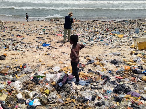 先進国の衣料品支援がゴミになる(スラム近くの海岸)