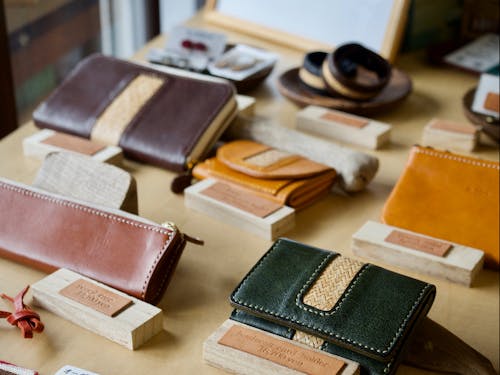 オーダーメイドで注文を受ける藤田さんの革製品