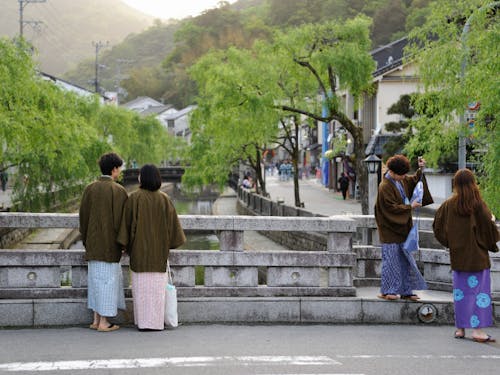 円山川のすぐそばに位置する城崎温泉街