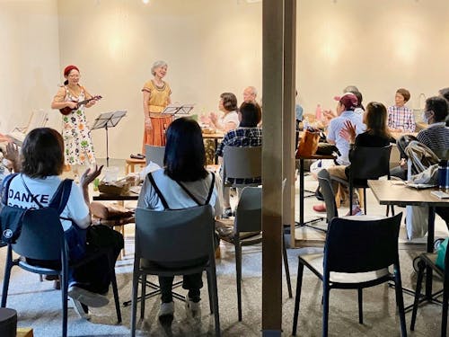 ウクレレコンサートにて演奏する藤田さん(左奥)