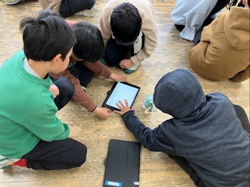 あるくメカトロウィーゴを使い、プログラミングを学ぶ子どもたち。