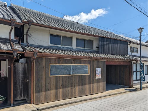 metate昼の外観。石畳の通りに面した趣のあるエリアです。