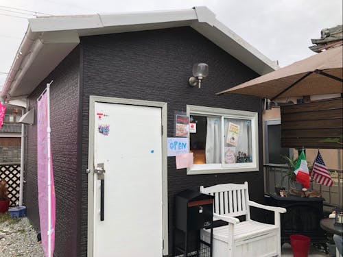 庭先に作られた「Sweet candys N.Y」。カロリナさんのセルフリノベーション。