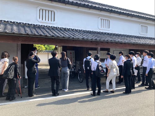 新規採用職員の研修では城下町を案内するという萩市ならではのグループワークも。