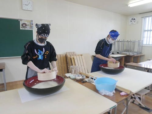 生徒によるそば打ちの様子です。