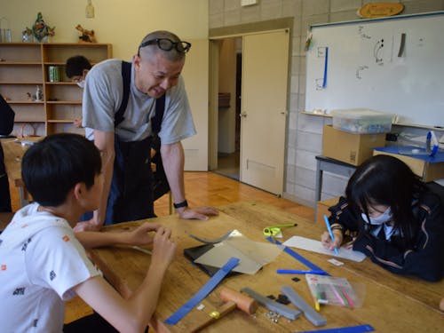 寮でのクリスマスパーティー。教職員等も参加してにぎやかに。